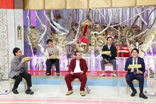 パネラーの（前列左から）南海キャンディーズ山里、千鳥、おぎやはぎ（後列）。