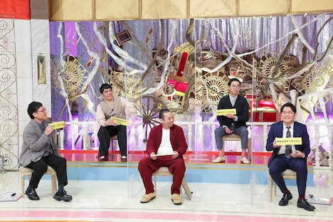 パネラーの(前列左から)南海キャンディーズ山里、千鳥、おぎやはぎ(後列)。
