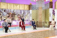 「異世界転生バラエティ 万年2番手だった麒麟川島が転生したら千鳥おぎやはぎ山里を従えるメインMCだった件」のワンシーン。