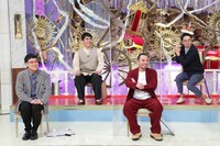 「異世界転生バラエティ 万年2番手だった麒麟川島が転生したら千鳥おぎやはぎ山里を従えるメインMCだった件」のワンシーン。