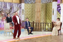 「異世界転生バラエティ 万年2番手だった麒麟川島が転生したら千鳥おぎやはぎ山里を従えるメインMCだった件」のワンシーン。