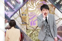 「異世界転生バラエティ 万年2番手だった麒麟川島が転生したら千鳥おぎやはぎ山里を従えるメインMCだった件」のワンシーン。