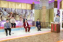 「異世界転生バラエティ 万年2番手だった麒麟川島が転生したら千鳥おぎやはぎ山里を従えるメインMCだった件」のワンシーン。