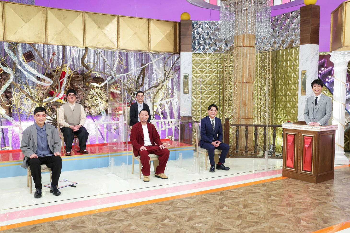 「異世界転生バラエティ 万年2番手だった麒麟川島が転生したら千鳥おぎやはぎ山里を従えるメインMCだった件」のワンシーン。