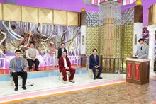 メインMCの麒麟・川島（右）と、パネラーの（前列左から）南海キャンディーズ山里、千鳥、おぎやはぎ（後列）。