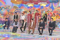 プレゼン大会に出場する芸人たち。(c)テレビ朝日