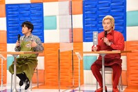 左からバカリズム、メイプル超合金カズレーザー。