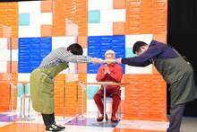 番宣ポップを設置してくれるスーパー関係者にポップを手渡すバカリズム（左）。