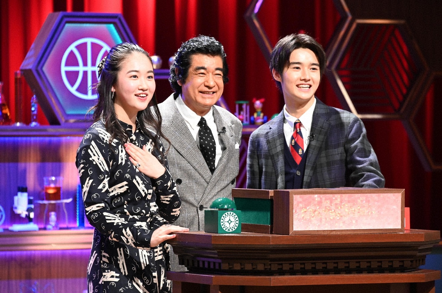 左から天翔愛、藤岡弘、、藤岡真威人。(c)日本テレビ