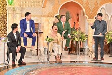 （前列左から）アンタッチャブル柴田、池田美優、有吉弘行と、ミルクボーイ（後列）。(c)TBS