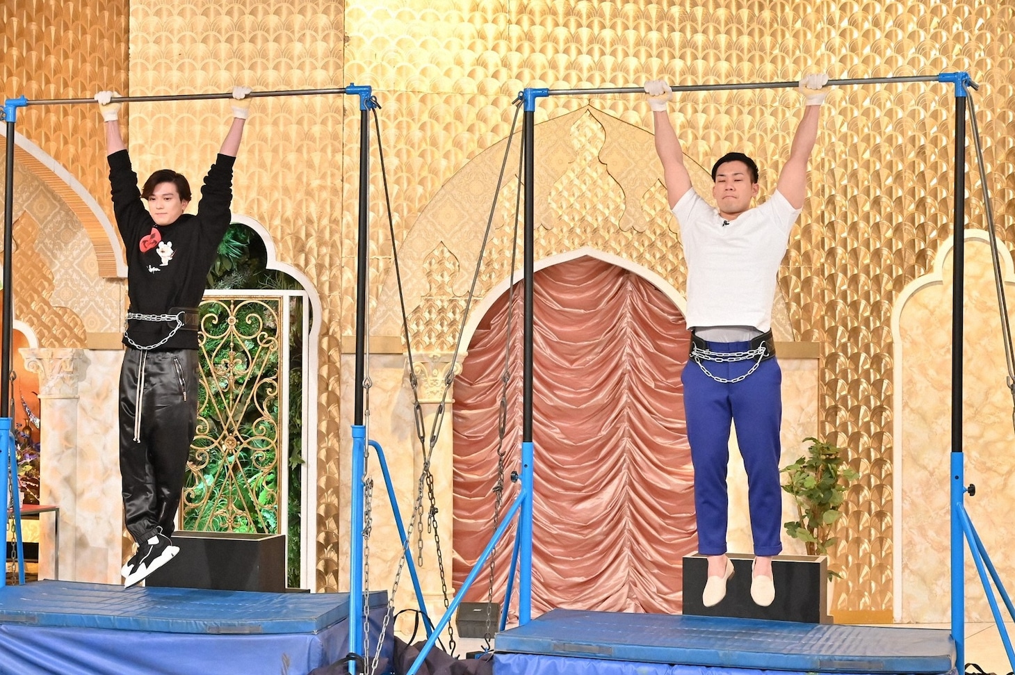 新田真剣佑（左）とミルクボーイ駒場（右）。(c)TBS