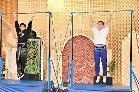 新田真剣佑（左）とミルクボーイ駒場（右）。(c)TBS