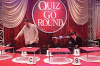 「QUIZ GO ROUND 流れる前に選びとれ！」のワンシーン。(c)関西テレビ