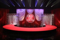 「QUIZ GO ROUND 流れる前に選びとれ！」のセット。(c)関西テレビ