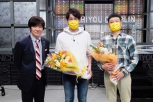 「そろそろ にちようチャップン」MCの内村光良（左）とザブングル。