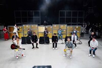 ザブングルのラストコントを見届けた出演者、スタッフたち。