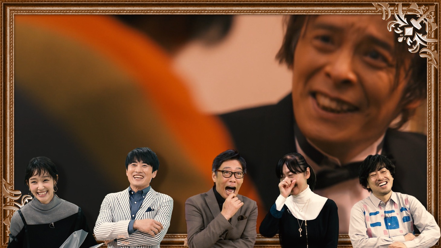 即興劇の様子と、それを見守る劇団ひとり（左から2人目）ら。(c)ABCテレビ