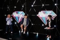 左からアキナ、佐藤佳奈アナウンサー。(c)読売テレビ