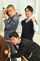 囲み取材会に出席した、四千頭身。