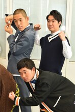 囲み取材会に出席した、四千頭身。