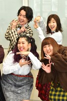 囲み取材会に出席した、3時のヒロインとぺこぱシュウペイ（左後列）。