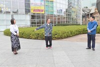 「テレビ千鳥」の「出張!!顔面テープ選手権」に出演する“研ナオミ”こと小島瑠璃子（左）と千鳥。(c)テレビ朝日