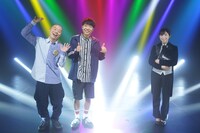 左からアキナ、佐藤佳奈アナウンサー。(c)読売テレビ