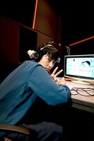 ナレーションを担当する杉野遥亮。