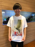 「飛び立つ」Tシャツを着た金の国・桃沢。