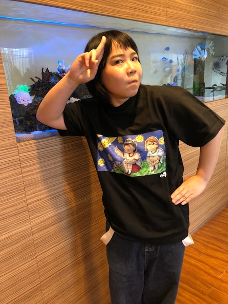 「見つめる憧れ」Tシャツを着たはなしょー・はな