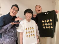 「ホホブクロ」Tシャツを着たハナコ秋山（中央）。