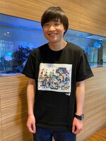 「ひまつぶしおじさん」Tシャツを着たツヨシっ！ノディ。