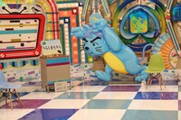 メンバーがセット裏で準備中のスタジオ。