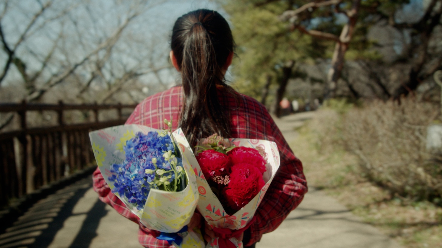 Webムービー「【遅れたおめでとうを花で】サプライズショートフィルム（ハナコのお祝いver.）」より。