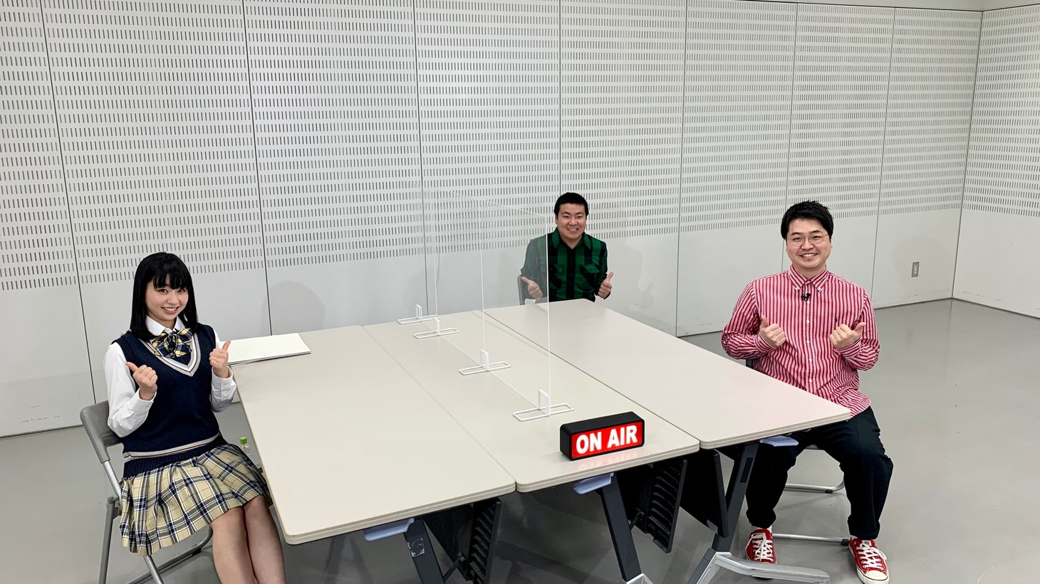 奥森皐月（左）とサスペンダーズ。(c)テレビ朝日