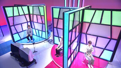 ターンテーブルに乗るFUJIWARA藤本（左）ら。(c)フジテレビ