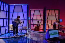 ターンテーブル上でさまざまなゲームに挑む、FUJIWARA藤本（左）ら。(c)フジテレビ