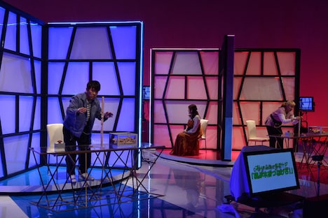 ターンテーブル上でさまざまなゲームに挑む、FUJIWARA藤本（左）ら。(c)フジテレビ