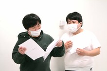 稽古中の様子。左からニッポンの社長ケツ、空気階段・鈴木もぐら。
