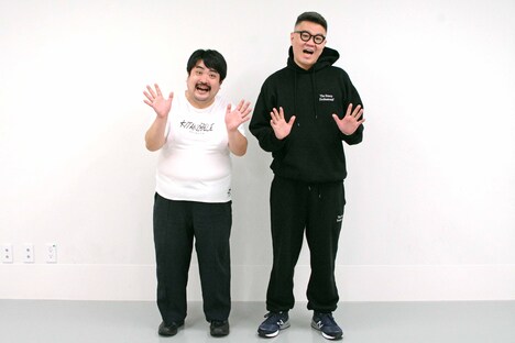 左から空気階段・鈴木もぐら、シソンヌ長谷川。