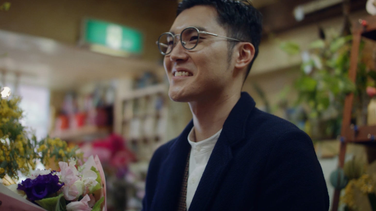 Webムービー「【遅れたおめでとうを花で】サプライズショートフィルム（ハナコのお祝いver.）」より。