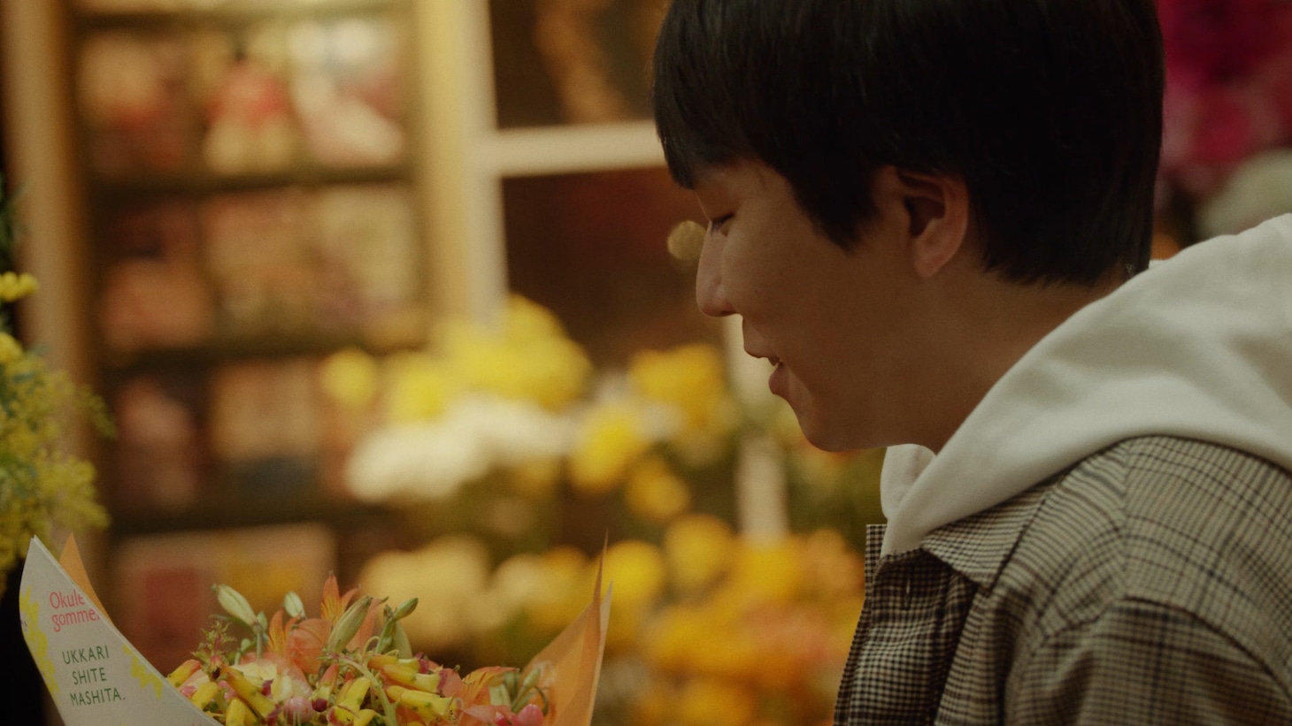 Webムービー「【遅れたおめでとうを花で】サプライズショートフィルム（ハナコのお祝いver.）」より。