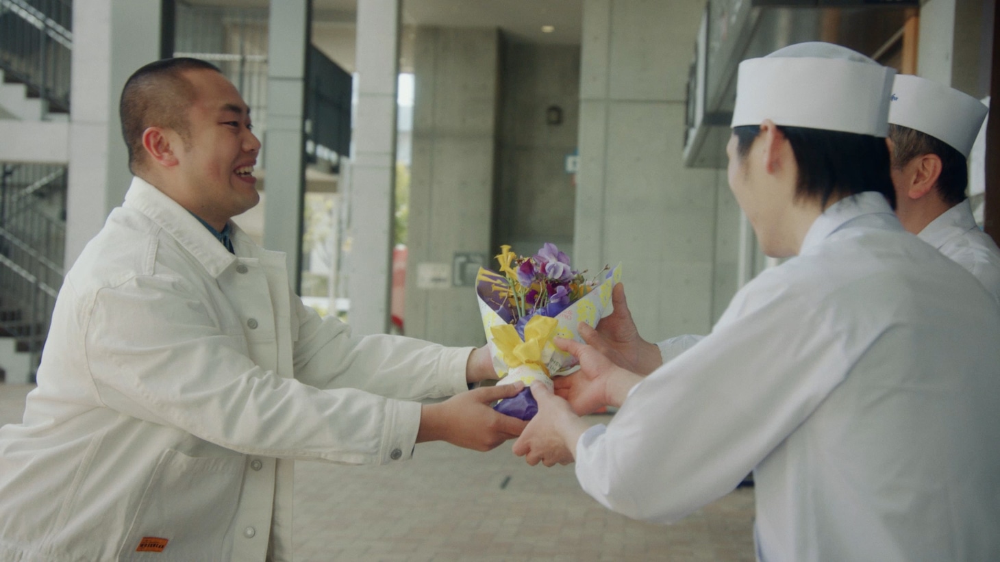 Webムービー「【遅れたおめでとうを花で】サプライズショートフィルム（ハナコのお祝いver.）」より。