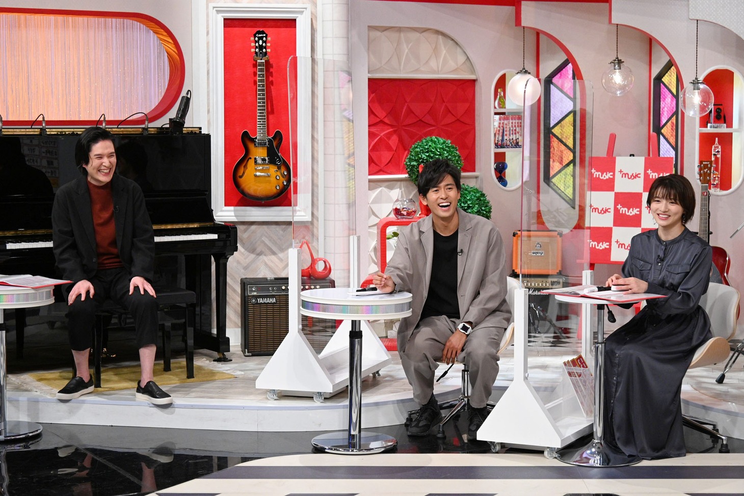 左から清塚信也、K、清水麻椰アナウンサー。