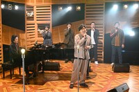 スペシャルステージでできたての番組テーマソングを披露する一同。