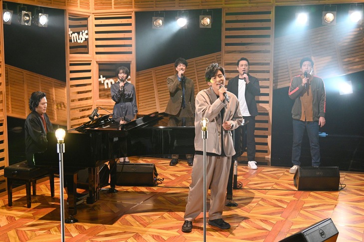 スペシャルステージでできたての番組テーマソングを披露する一同。