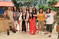 「新しいカギ」の「冒険家オカベ」に出演する（左から）ハナコ岡部、霜降り明星・粗品、ハナコ秋山、丸山礼、ハナコ菊田、生見愛瑠、チョコレートプラネット長田、チョコレートプラネット松尾、霜降り明星せいや。(c)フジテレビ