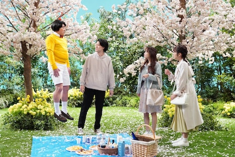 「ぶっとび！飛美男くん」に出演する（左から）チョコレートプラネット松尾、霜降り明星・粗品、鷲見玲奈、藤本万梨乃アナ。(c)フジテレビ