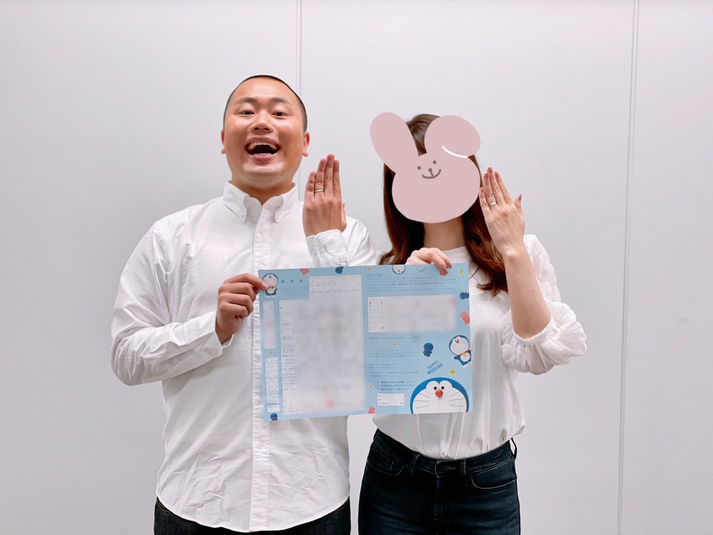 結婚したハナコ岡部（左）とお相手の女性（右）。