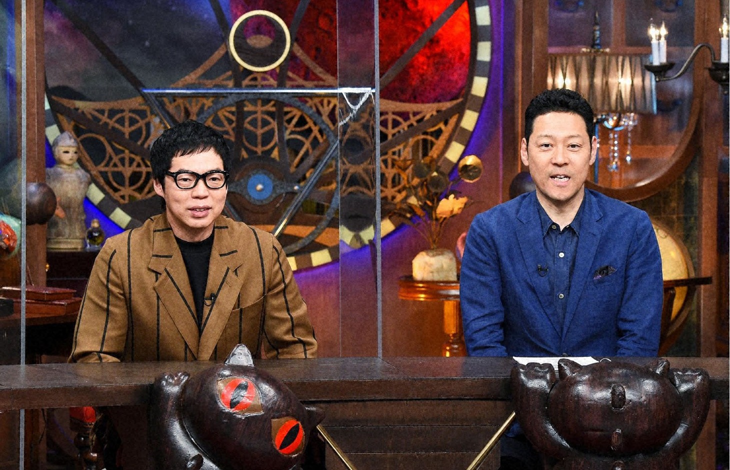 今田耕司（左）、東野幸治（右）。